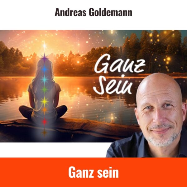 Eine Person sitzt im Schneidersitz am See, bei Sonnenuntergang. Ihr Rücken zeigt sieben leuchtende Punkte in Regenbogenfarben – die Chakren. Der Schriftzug „Ganz Sein“ erscheint daneben vor einem funkelnden Abendhimmel. Rechts im Bild lächelt Andreas Goldemann, Experte für intuitive Klangheilung. Das Bild steht für innere Ruhe, Energiefluss und spirituelle Balance – zentrale Themen seines Onlinekurses.
