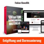 Grafik zur „Entgiftung & Darmsanierung Masterclass“ von Fabian Kowallik. Links ein Kursbuch mit Obst und Gemüse auf dem Cover, daneben Laptop, Tablet und Smartphone mit geöffneter Kursplattform. Auf allen Geräten ist die Masterclass sichtbar. Unten steht in orange-weiß: „Entgiftung und Darmsanierung“.