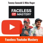 Bild zeigt Tommy Seewald (rechts) und Mike Hager (links), die Gründer der Faceless YouTube Mastery. In der Mitte das Logo ‚Faceless YT Mastery‘. Großes YouTube-Symbol im Hintergrund. Beide lächeln und sprechen mit Mikrofon. Thema: Anonym Geld verdienen mit YouTube ohne Kamera oder Stimme.