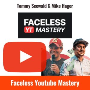Bild zeigt Tommy Seewald (rechts) und Mike Hager (links), die Gründer der Faceless YouTube Mastery. In der Mitte das Logo ‚Faceless YT Mastery‘. Großes YouTube-Symbol im Hintergrund. Beide lächeln und sprechen mit Mikrofon. Thema: Anonym Geld verdienen mit YouTube ohne Kamera oder Stimme.