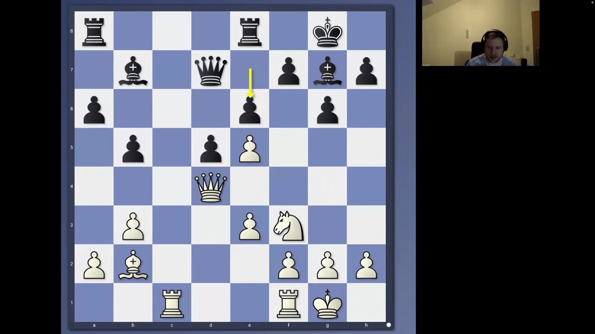 Online-Live-Training von Chessence Premium mit IM Christian Braun, der eine Schachstellung am digitalen Brett erklärt